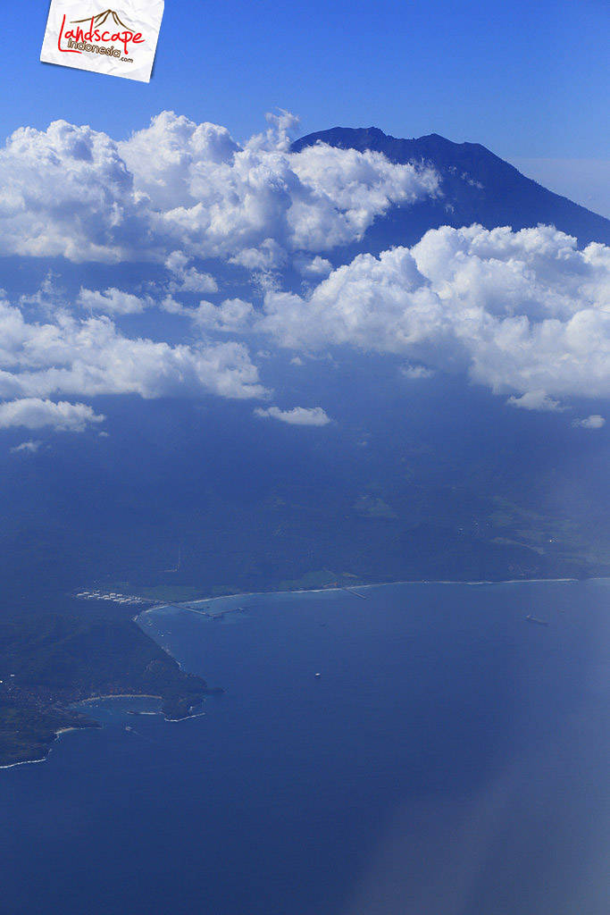 gunung Agung tertutup awan gunung Agung tertutup awan