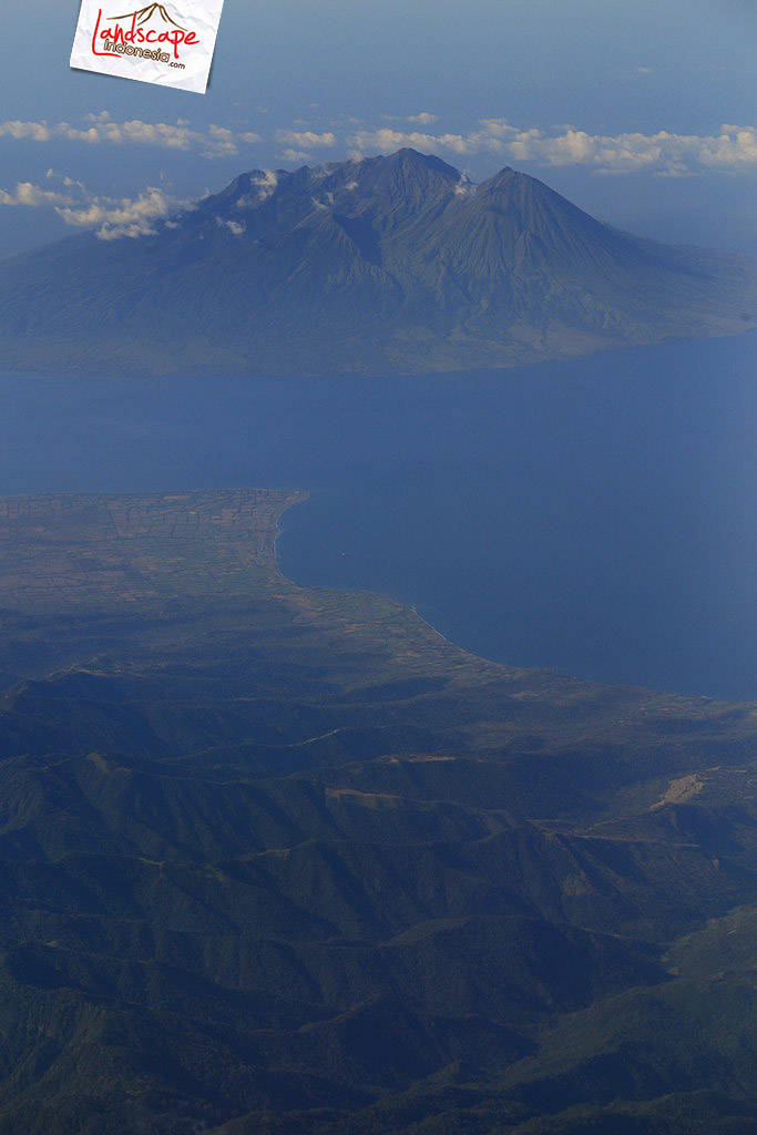 gunung dan pesisir di sepanjang perjalanan gunung dan pesisir di sepanjang perjalanan