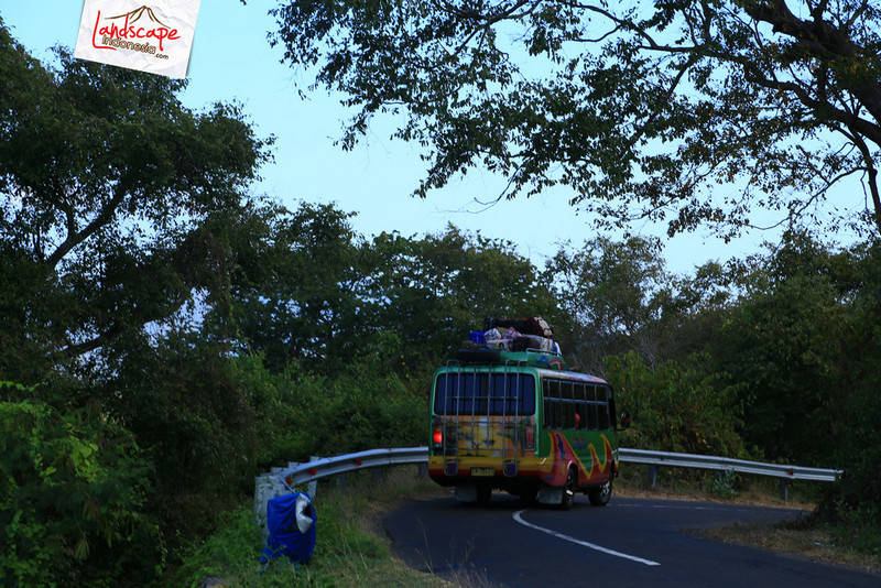 bus Larantuka - Maumere penuh bawaan bus Larantuka - Maumere penuh bawaan