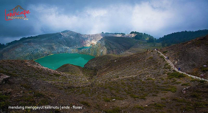 Gunung Kelimutu dengan 3 kawahnya Gunung Kelimutu dengan 3 kawahnya