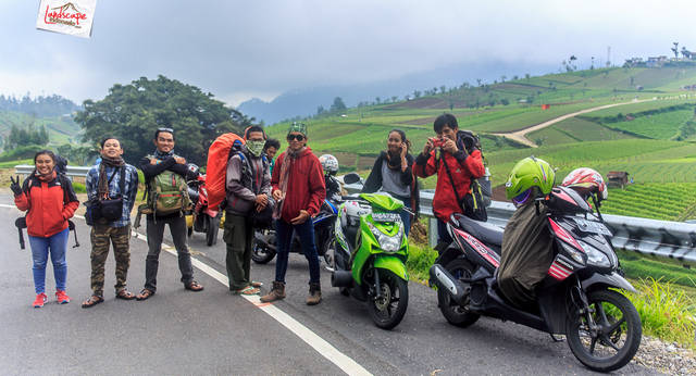 berpose di sekitaran tawang mangu berpose di sekitaran tawang mangu