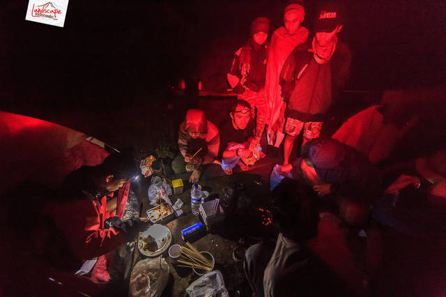 sabar menunggu persiapan ayam panggang sabar menunggu persiapan ayam panggang