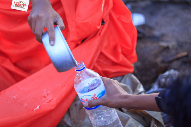 mengisi persediaan air mengisi persediaan air