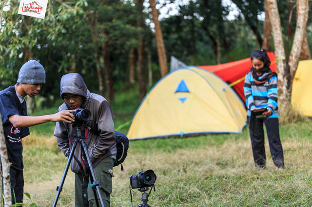 sibuk memotret ada juga yang narsis sibuk memotret ada juga yang narsis