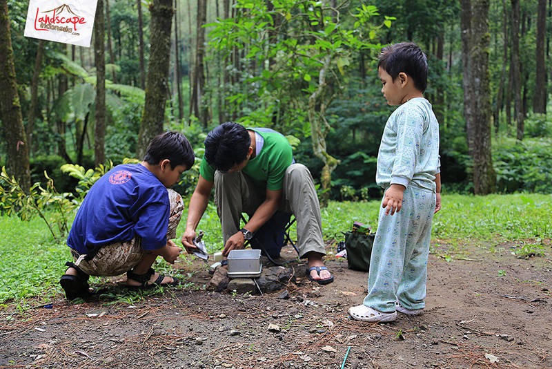 menghidupkan perapian untuk memasak air menghidupkan perapian untuk memasak air