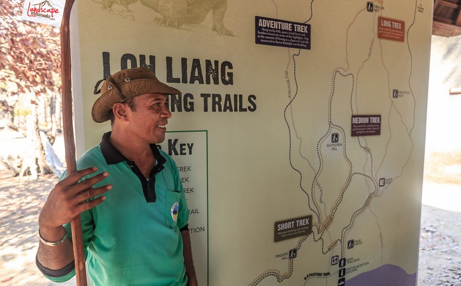 briefing oleh ranger sebelum memulai trek komodo briefing oleh ranger sebelum memulai trek komodo