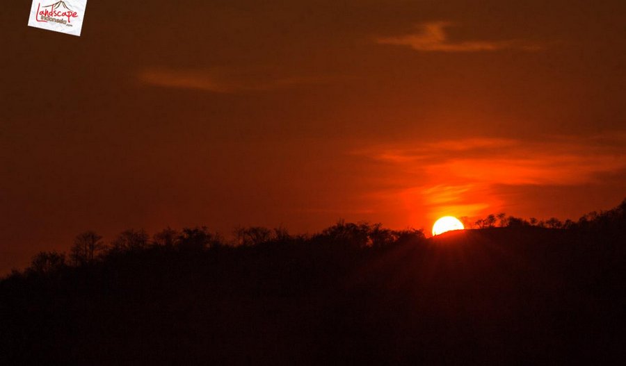 sang surya terbenam di labuhan bajo sang surya terbenam di labuhan bajo