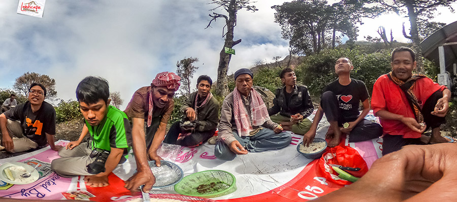 Perjalanan Mendokumentasikan Panorama 360 Gunung Lawu