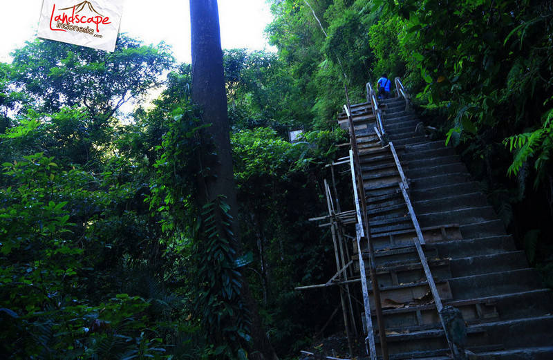 menaiki tangga jembatan irigasi tiu kelep - menaiki tangga jembatan irigasi