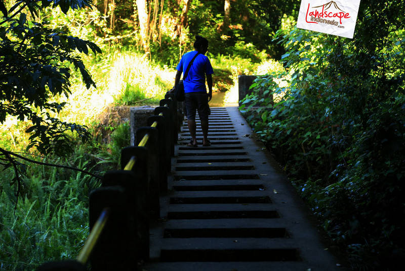 melewati jembatan irigasi tiu kelep - melewati jembatan irigasi