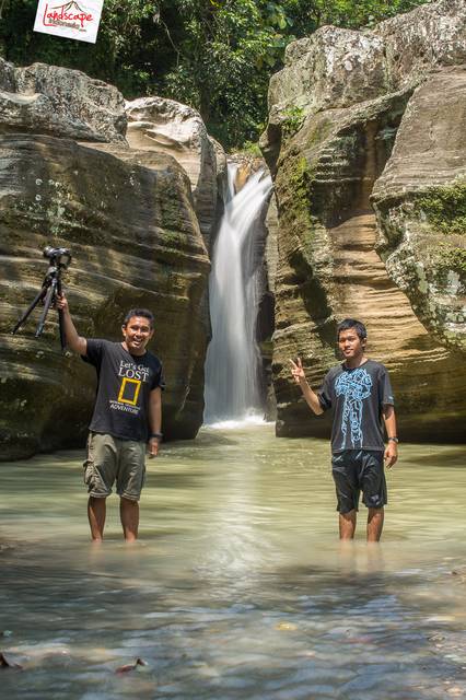 berpose ceria berpose ceria