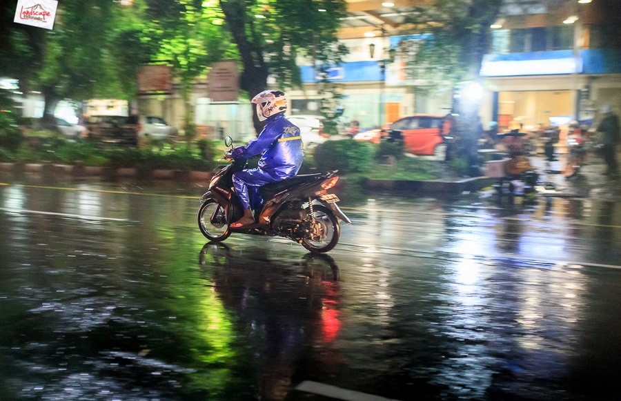 memotret suasana hujan