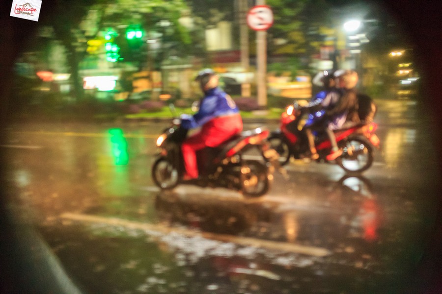 memotret suasana hujan