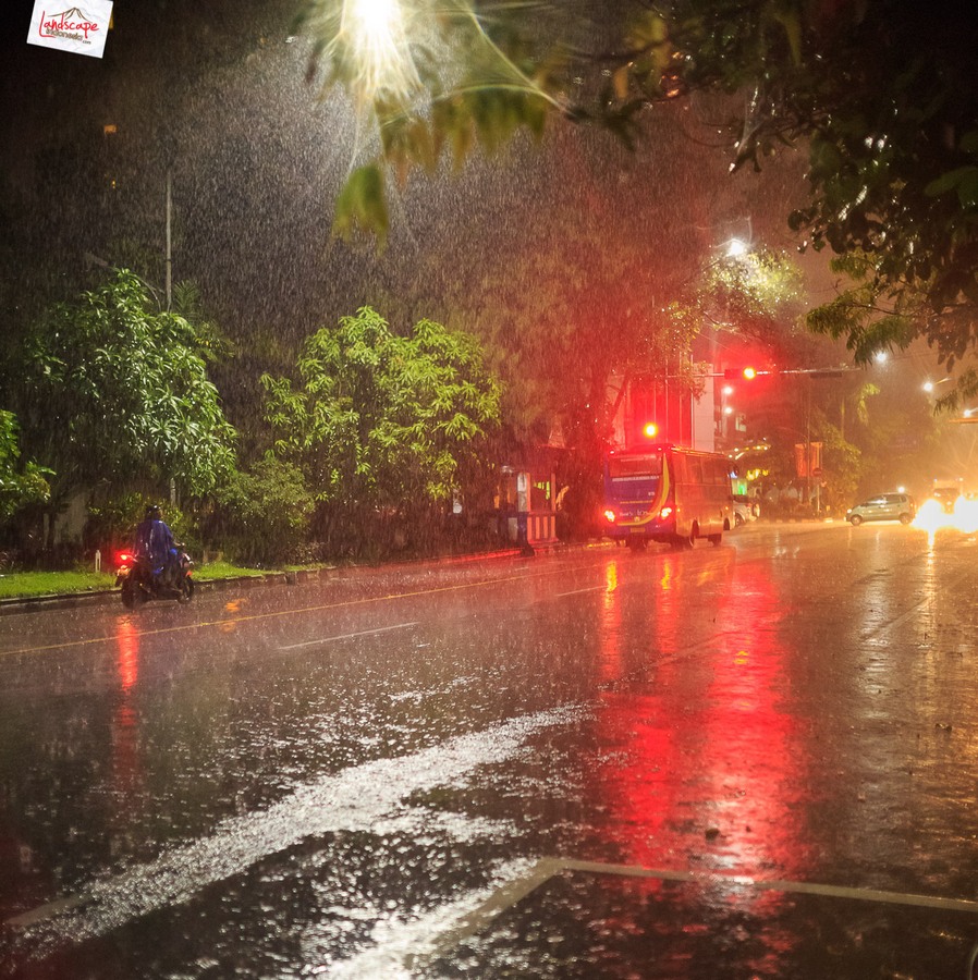 memotret suasana hujan