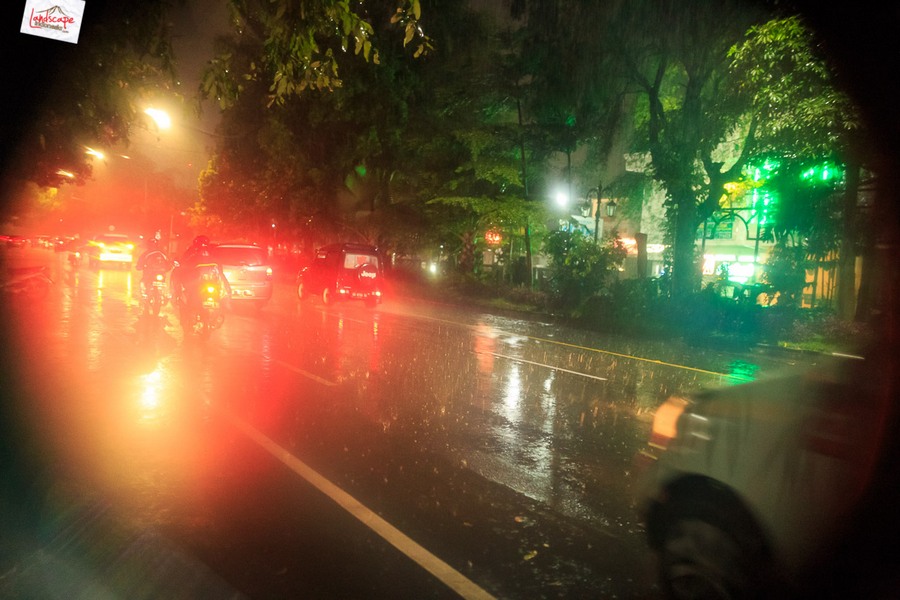 memotret suasana hujan