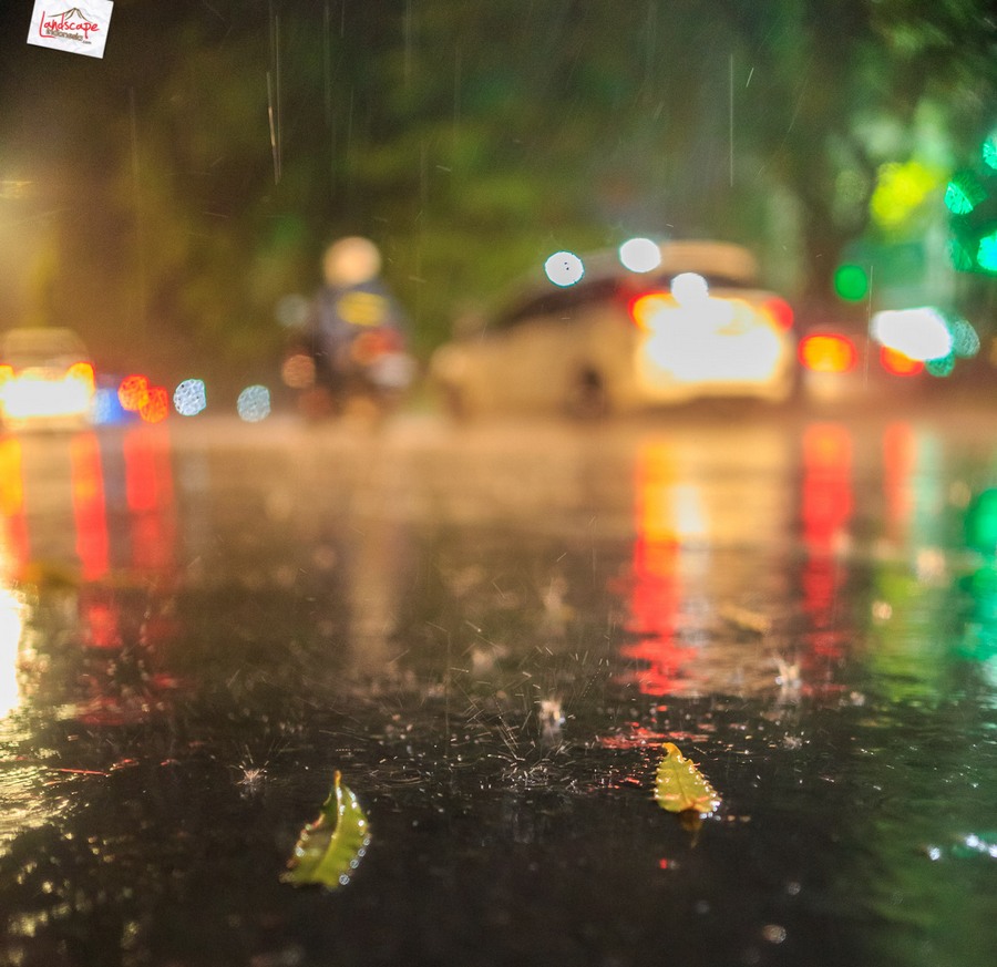 foto hujan dalam bingkai bokeh