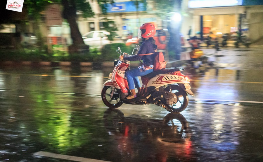 memotret suasana hujan