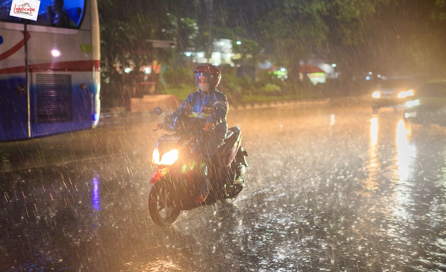 memotret suasana hujan