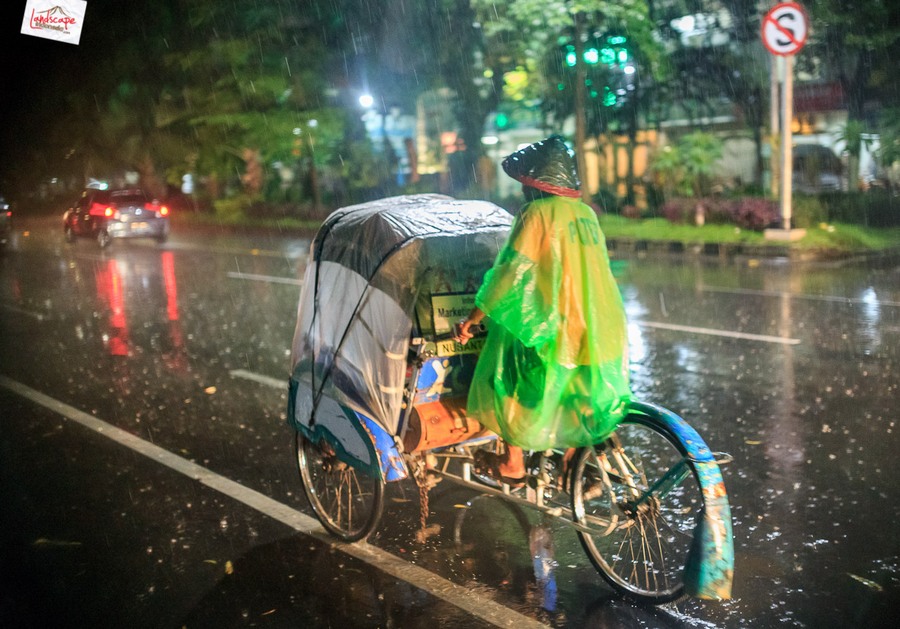 memotret suasana hujan