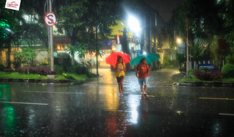 memotret suasana hujan