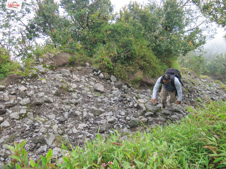 12 jam gunung merapi