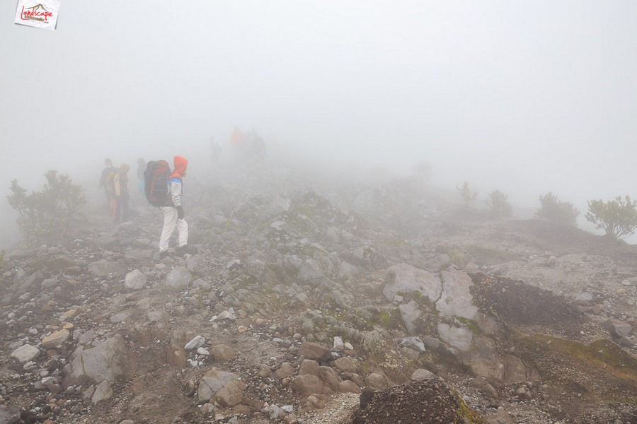 12 jam gunung merapi