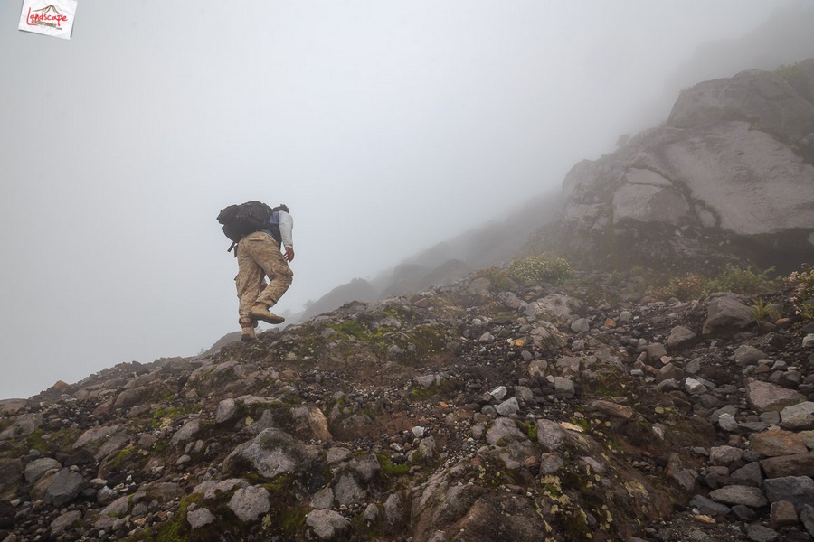 12 jam gunung merapi