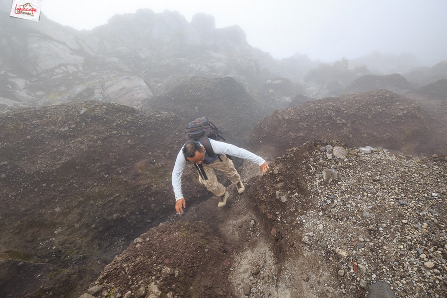 12 jam gunung merapi