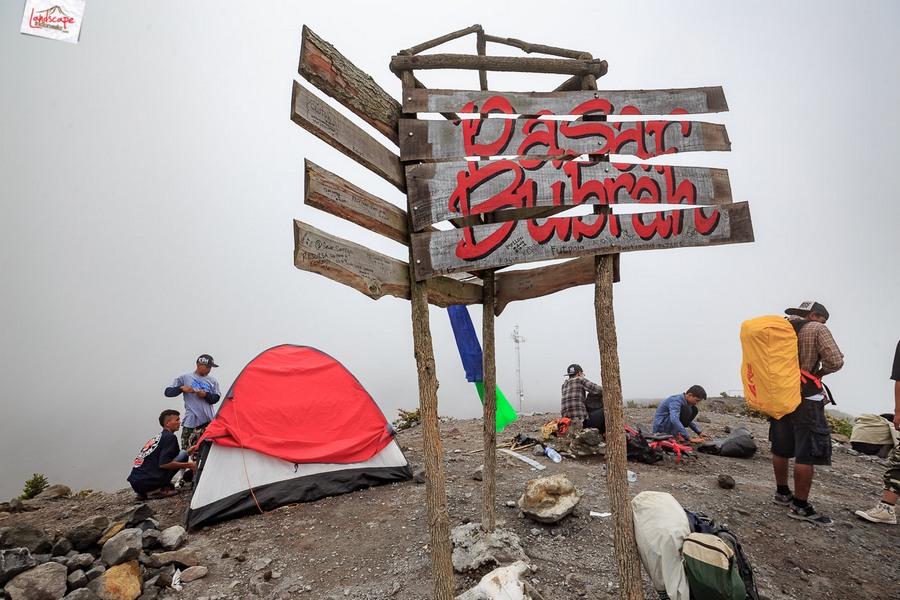 12 jam gunung merapi