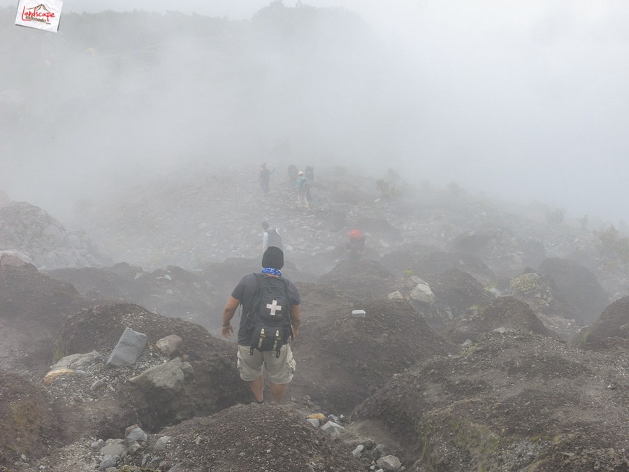 12 jam gunung merapi