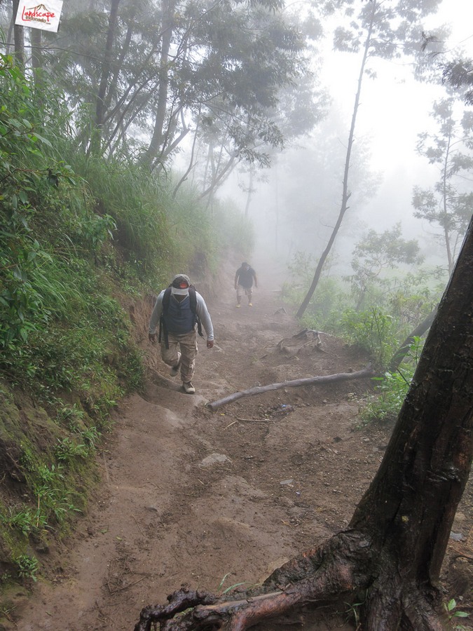 12 jam gunung merapi