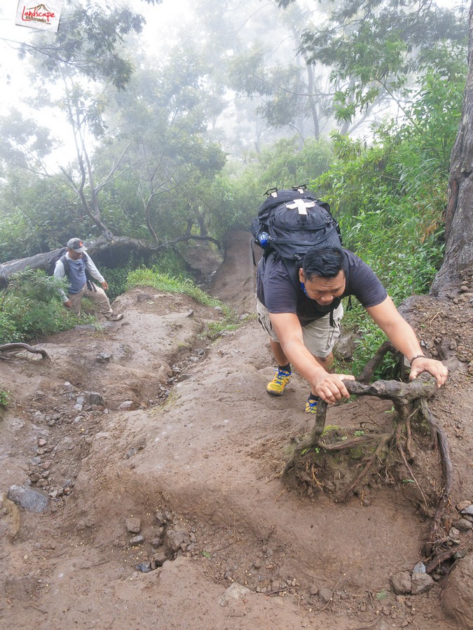 12 jam gunung merapi