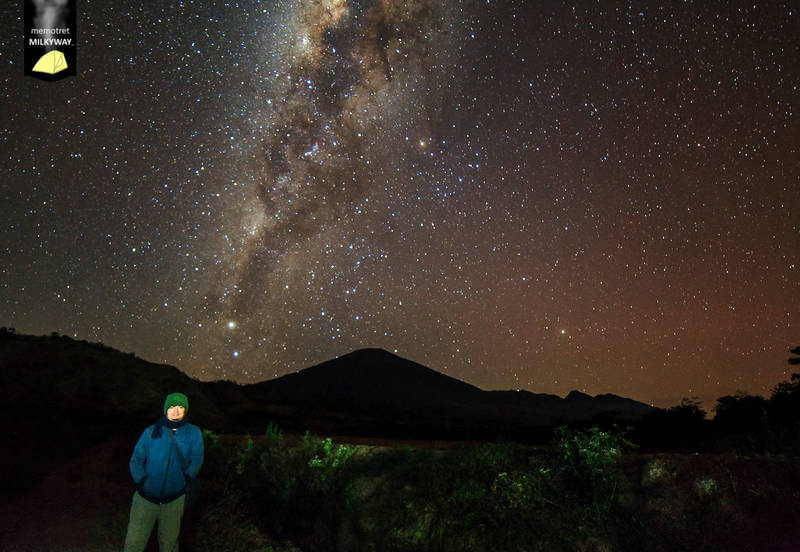 Milky way di Sembalun berlatar belakang gunung rinjani