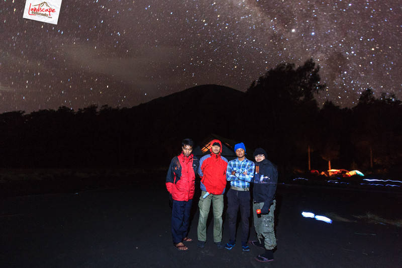narsis berlatar belakang langit berbintang di kali mati semeru jatuh cinta dengan milky way - narsis berlatar belakang langit berbintang di kali mati semeru