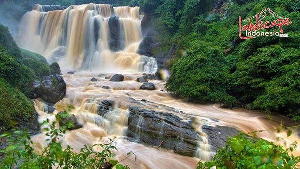 safety first tips memotret air terjun - safety first