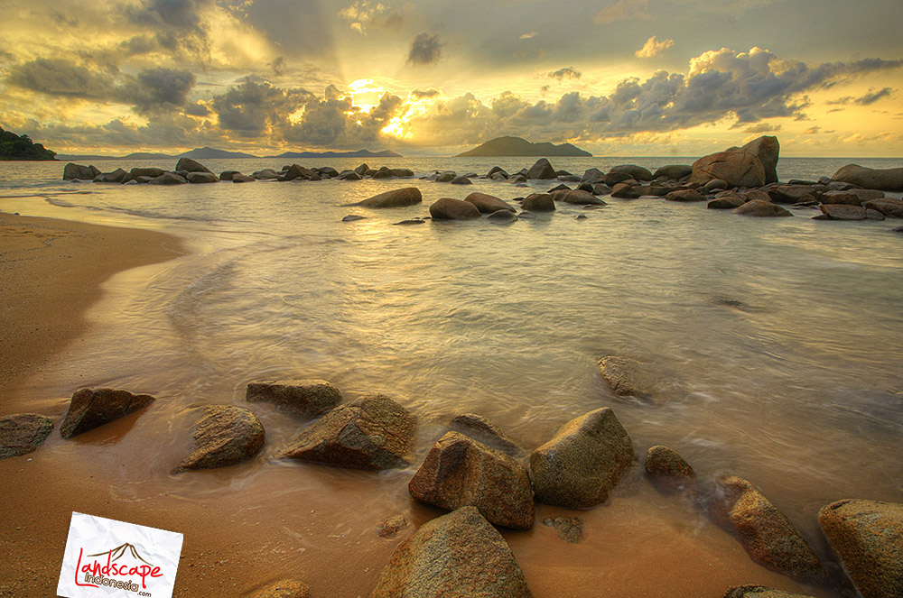 menanti senja di kura-kura beach menanti senja di kura-kura beach