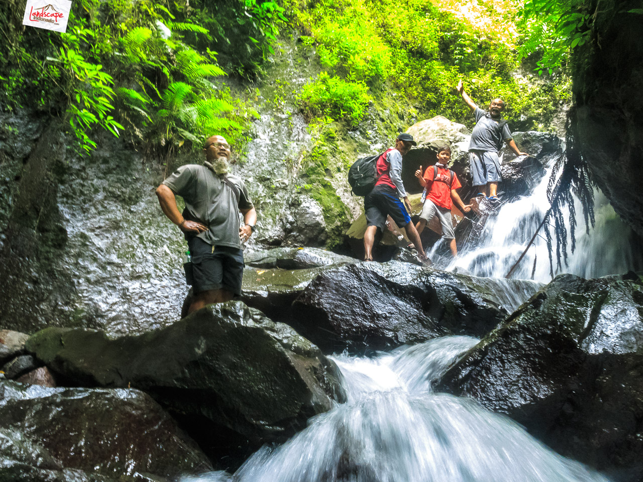 berpose di perjalanan
