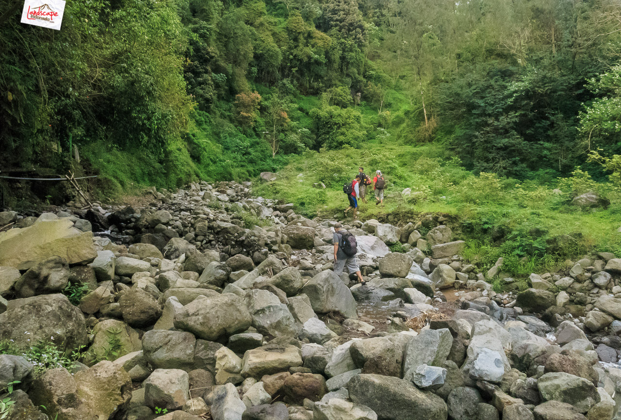 menyusuri sungai menuju Tempuran