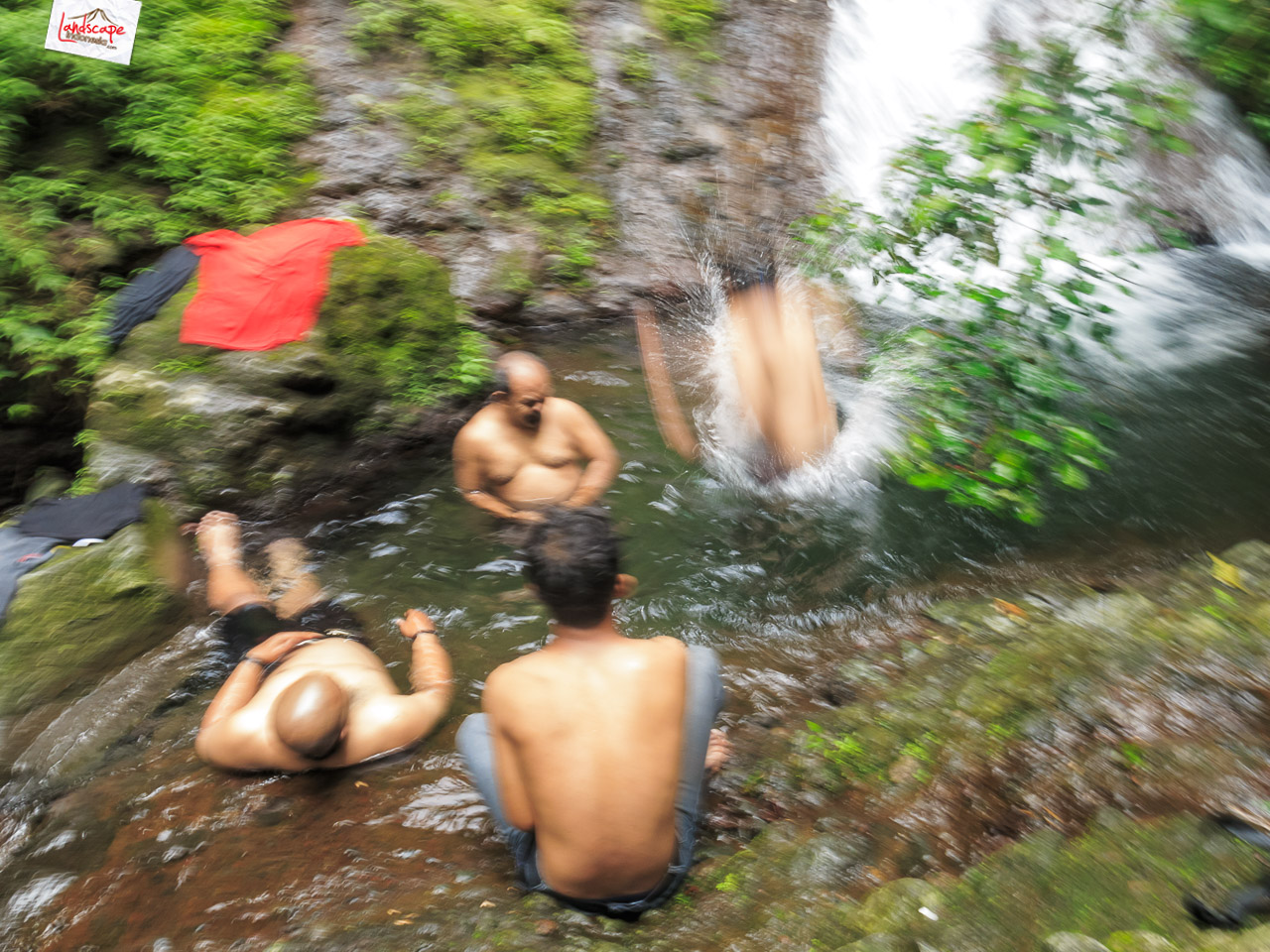 bermain air di kolam