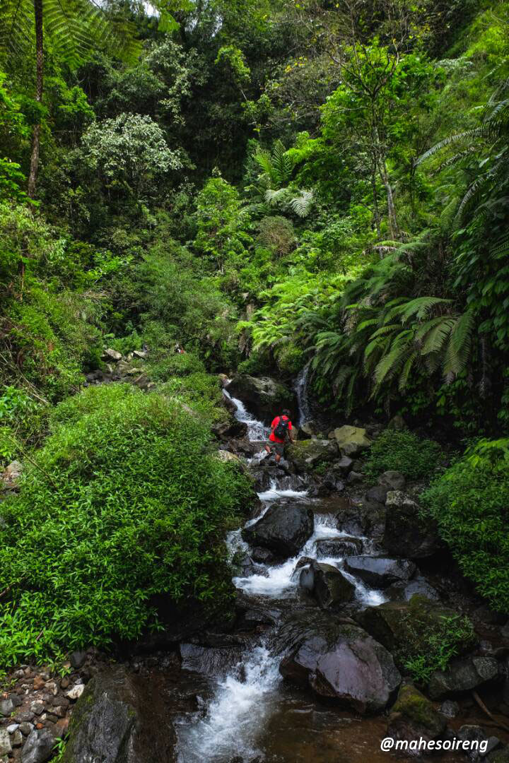 melewati undakan sungai