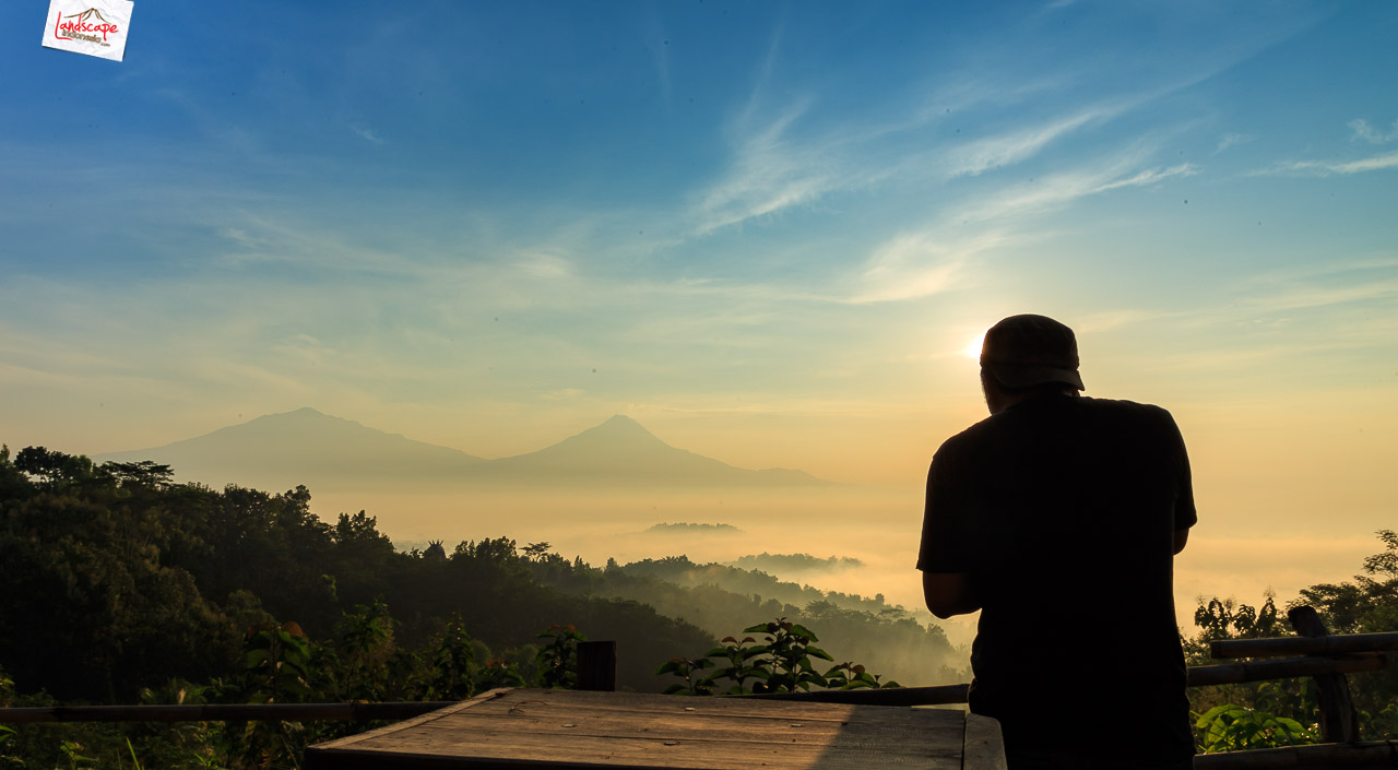 mengabadikan sunrise di punthuk setumbu