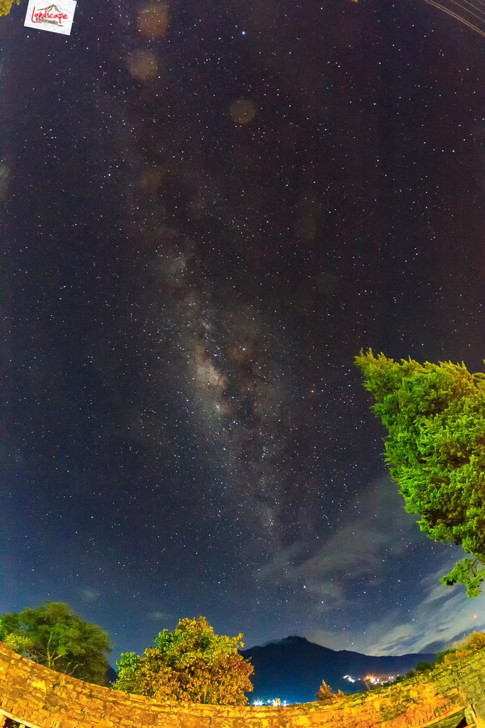 Lensa Samyang Fisheye 8mm untuk memotret milky way