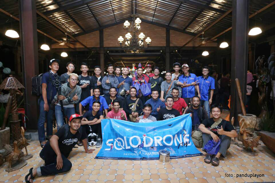 Buka bersama solo drone fly