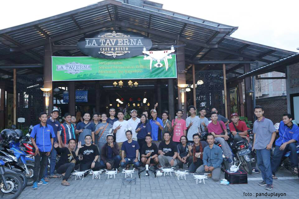 Buka bersama solo drone fly