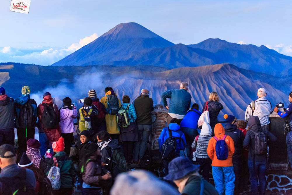 sunrise di pananjakan - mengahadap bromo