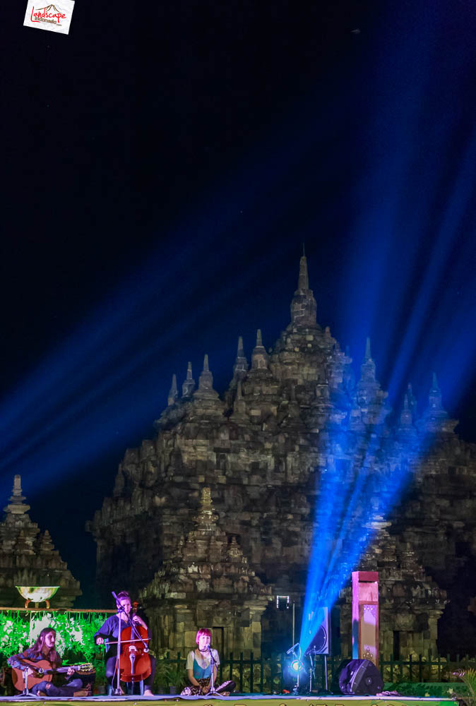 sunset di Plaosan - akustic berlatar belakang candi