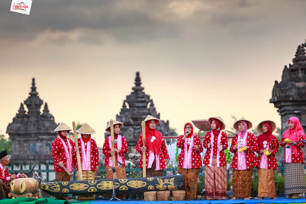 sunset di Plaosan - pentas budaya