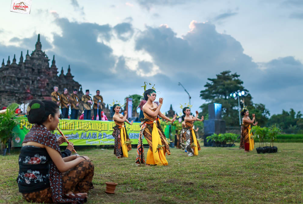 sunset di Plaosan - harmoni dengan alam