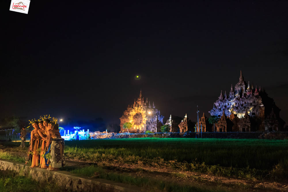 sunset di Plaosan - berpose berlatar candi