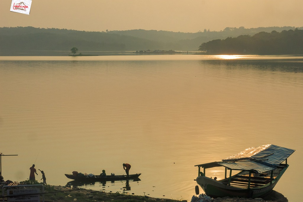 kedungombo dari udara - aktivitas sore di dermaga